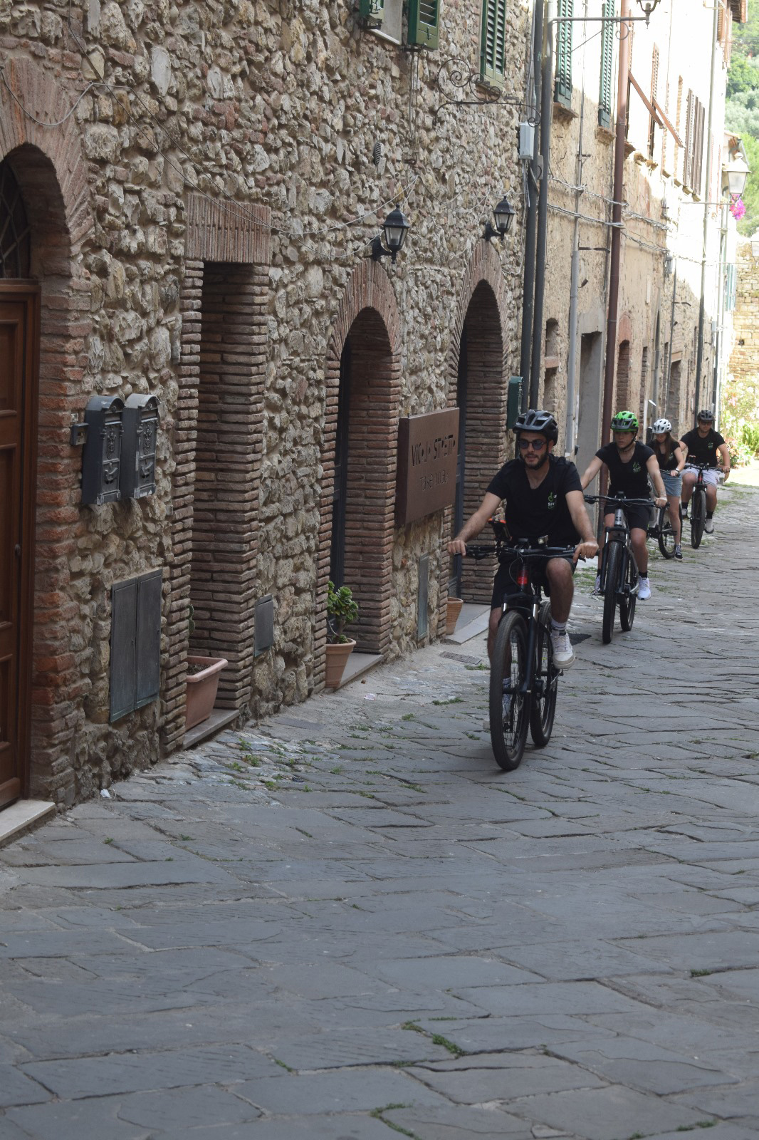 Noleggio E-Bike Borgo Medievale in Toscana